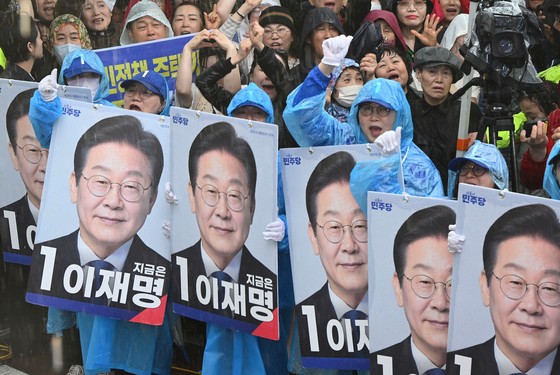 15일 전남 순천시 연향동 패션의 거리에서 이재명 더불어민주당 대선후보의 포스터를 든 선거운동원들이 지지를 호소하고 있다. 김성룡 기자