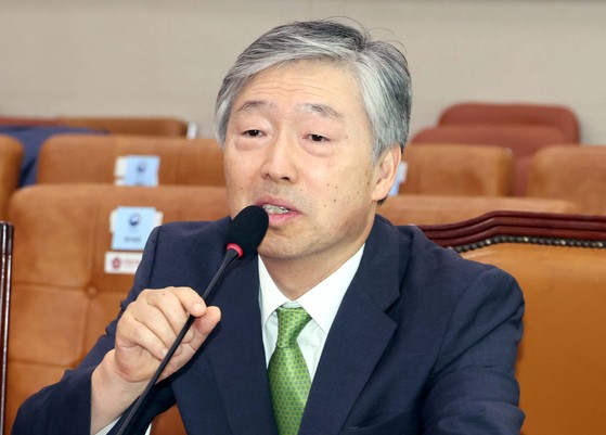 서석호 변호사가 14일 오후 서울 여의도 국회 법제사법위원회에서 열린 조희대 대법원장 등 사법부의 대선개입 의혹 진상규명 청문회에서 의원의 질의에 답변하고 있다. 뉴시스