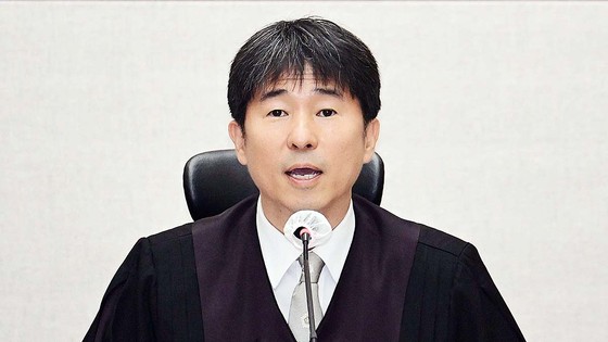 지귀연 부장판사가 지난 4월 21일 오전 서울 서초구 서울중앙지법 417호 법정에서 열린 윤석열 전 대통령의 내란 우두머리 혐의 재판을 하기 전 언론 공개에 대한 발언을 하고 있다. 사진공동취재단