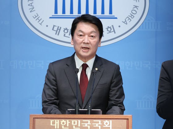 안철수 국민의힘 의원이 15일 서울 여의도 국회 소통관에서 기자 회견을 하고 있다. 연합뉴스