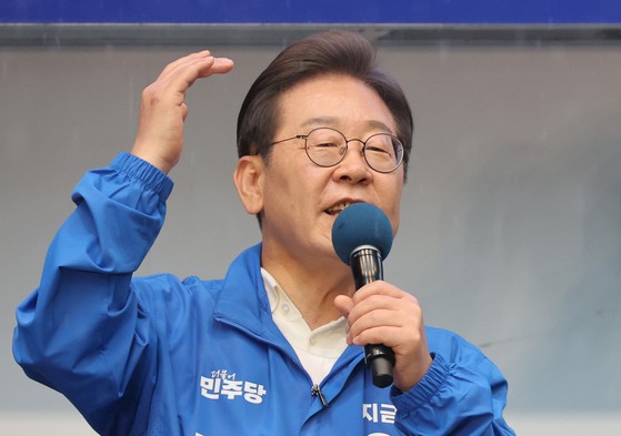 이재명 더불어민주당 대선후보가 15일 전남 순천시 연향동 패션의 거리에서 유세를 하고 있다.김성룡 기자