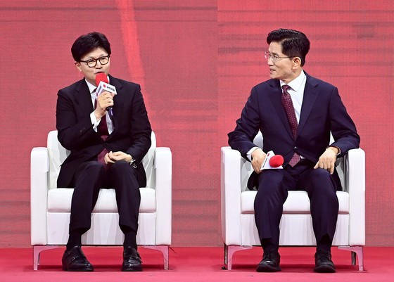 한동훈 국민의힘 전 대표(왼쪽)와 김문수 당 대선후보. 임현동 기자