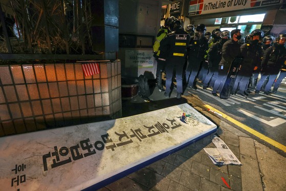 지난 1월 19일 새벽 서울서부지방법원에 윤석열 전 대통령에 대한 구속영장 발부 소식에 격분한 윤 대통령 지지자들이 난입해 법원 현판이 훼손되어 있다. 뉴스1