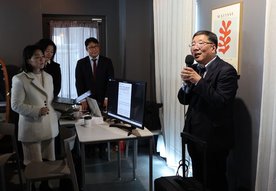 서울서부지법 난동 사태에 가담한 혐의로 재판에 넘겨진 피고인들의 변호인단 임응수 변호사가 지난 3월 서울 마포구 한 빌딩에서 연 기자회견에서 발언을 하고 있다. 연합뉴스