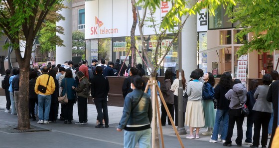SK텔레콤의 가입자 유심 정보 해킹 사고로 가입 고객들이 유심을 교체하기 위해 줄지어 대기하는 모습. 뉴스1
