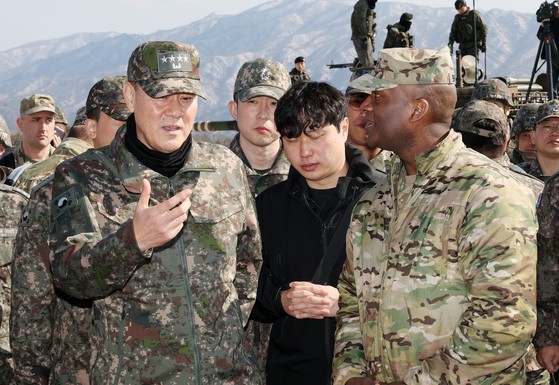 김명수 합참의장과 제이비어 브런슨 한미연합군사령관이 지난 3월 6일 경기 포천시 승진훈련장에서 열린 '2025년 전반기 한미연합 수도기계화보병사단(수기사) 통합화력 실사격 훈련'에서 대화하고 있다. 연합뉴스