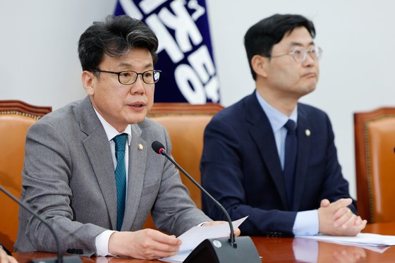 진성준 더불어민주당 정책위의장이 4월 8일 오전 서울 여의도 국회에서 열린 원내대책회의에 참석해 발언하고 있다. 뉴스1
