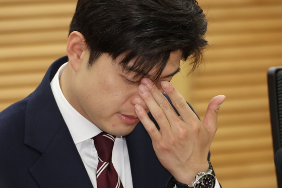 = 윤석열 전 대통령의 탈당을 권고한 국민의힘 김용태 비상대책위원장이 16일 서울 여의도 국회 의원회관에서 열린 'e스포츠 지역리그의 성공적 정착 및 발전을 위한 토론회'에서 참석자들의 발언을 듣고 있다. 연합뉴스 