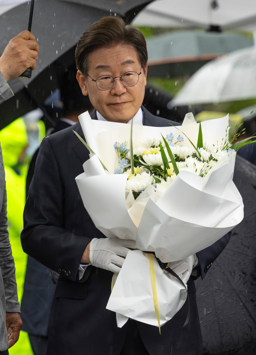 이재명 더불어민주당 대선 후보가 16일 전주 전북대학교 내 고(故) 이세종 열사 추모비를 찾아 헌화하기 위해 이동하고 있다. 김성룡 기자
