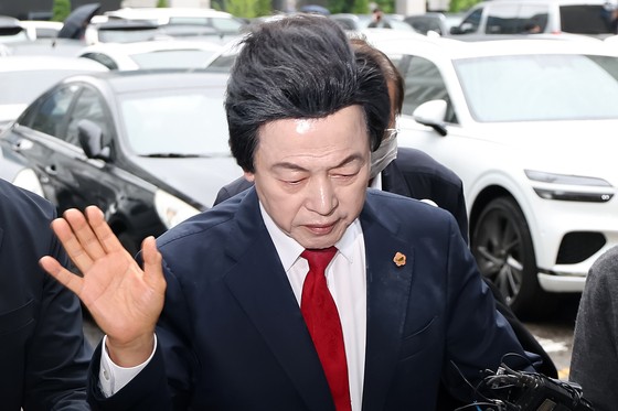 신도 성추행과 사기 등 혐의를 받는 허경영 국가혁명당 명예대표가 16일 오후 경기 의정부시 의정부지방법원에서 열린 영장실질심사에 출석하고 있다. 뉴스1