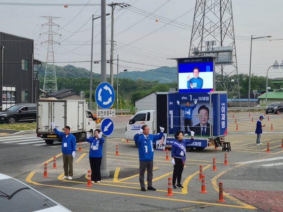 13일 충북 청주시 흥덕구 석곡사거리에서 이연희 더불어민주당 의원(청주 흥덕·왼쪽 셋째)이 이재명 더불어민주당 대선 후보를 유권자들에게 홍보하며 퇴근길 지지 유세를 하고 있다. 유성운 기자