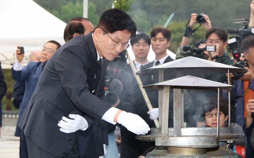 김문수 국민의힘 대선 후보가 17일 오전 광주광역시 북구 국립5·18민주묘지 찾아 참배하고 있다. 김성룡 기자