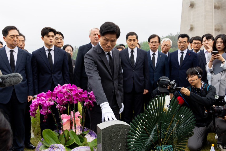 국민의힘 김문수 대선 후보가 17일 광주 북구 국립 5·18민주묘지에서 고 박관현 민주열사의 묘를 참배하며 울먹이고 있다. 김성룡 기자 