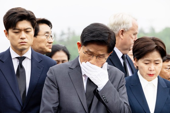 김문수 국민의힘 대선 후보가 17일 광주 북구 국립 5.18 민주묘지에서 고(故) 박관현 민주열사의 묘를 참배하며 울먹이고 있다. 김성룡 기자