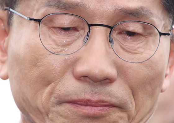 김문수 국민의힘 대선 후보가 17일 오전 광주광역시 북구 국립5·18민주묘지 찾아 참배하고 있다. 김성룡 기자