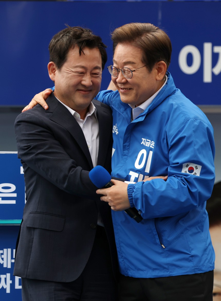 이재명 더불어민주당 대선후보가 17일 광주 서구 김대중컨벤션센터 광장에서 열린 집중유세에서 국민의힘 탈당 후 개혁신당 정책위의장을 맡았던 김용남 전 의원과 포옹하고 있다. 뉴스1