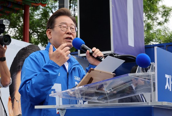 이재명 더불어민주당 대선 후보가 17일 오전 전남 나주시 금성관 앞에서 유세하고 있다. 김성룡 기자
