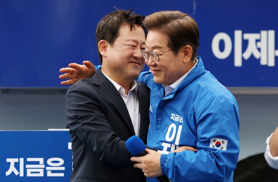 이 후보가 17일 광주 서구 김대중컨벤션센터 광장에서 열린 집중유세에서 국민의힘 탈당 후 개혁신당 정책위의장을 맡았던 김용남 전 의원과 포옹하고 있다. 뉴시스