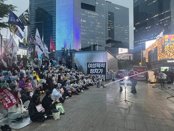 17일 오후 6시부터 95개 여성시민단체가 강남역 10번 출구 앞에서 ‘강남역 여성살해사건 9주기 추모행동’을 진행하고 있다. 뉴스1