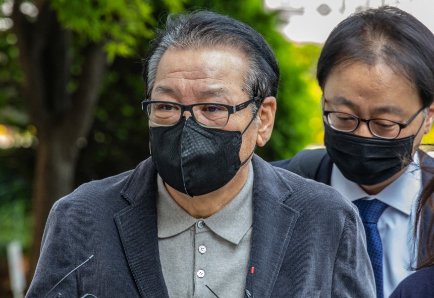 억대 불법 정치자금 수수 혐의로 불구속 기소된 무속인 '건진법사' 전성배씨가 지난 12일 서울 양천구 서울남부지방법원에서 열린 두 번째 공판에 출석하고 있다. 뉴스1