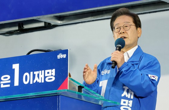 이재명 더불어민주당 대선 후보가 16일 오후 정북 정읍시 정읍역광장에서 시민들에게 지지를 호소하고 있다. 김성룡 기자