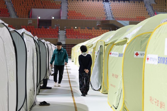 전날 발생한 금호타이어 광주공장 화재가 이튿날인 18일에도 이어지는 가운데 광주 남구 광주여대 체육관에 마련된 피해 주민을 위한 대피소에서 주민들이 쉬고 있다. 뉴스1