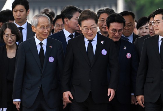 이재명 더불어민주당 대선 후보가 18일 제45주년 5·18 민주화운동 기념식이 열리는 광주 북구 운정동 국립 5·18민주묘지로 입장하고 있다. 뉴스1