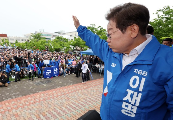 이재명 더불어민주당 대통령 후보가 16일 오후 군산시 구시청광장에서 시민들에게 지지를 호소하고 있다. 뉴스1