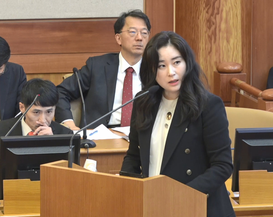 윤석열 전 대통령 측 대리인단 김계리 변호사가 지난 2월 25일 서울 종로구 헌법재판소에서 열린 윤석열 전 대통령 탄핵심판 11차 변론에서 피청구인 변론을 하고 있다. 연합뉴스