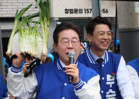 더불어민주당 이재명 대표가 지난해 4월 6일 경기 용인시 수지구 풍덕천사거리에서 총선 지원 유세를 하던 중 대파 헬멧을 들어 보이고 있다. 연합뉴스
