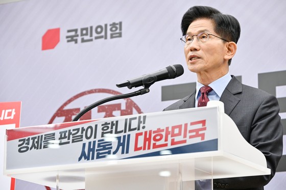 국민의힘 김문수 대선후보가 18일 서울 여의도 국민의힘 중앙당사에서 '경제를 판갈이 합니다-새롭게 대한민국' 경제 공약을 발표하고 있다. 연합뉴스