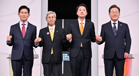 (왼쪽부터)김문수 국민의힘, 권영국 민주노동당, 이준석 개혁신당, 이재명 더불어민주당 대선 후보가 중앙선거방송토론위원회 주관으로 18일 서울 상암동 SBS 프리즘센터 스튜디오에서 열린 제21대 대선 1차 후보자 토론