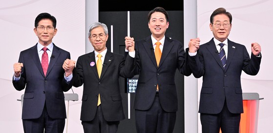 18일 서울 마포구 SBS프리즘타워에서 열린 중앙선거방송토론위원회 주관 제21대 대통령선거 후보자토론회에서 각 정당 대선 후보들이 선전을 다짐하고 있다. 왼쪽부터 국민의힘 김문수, 민주노동당 권영국, 개혁신당 이준석