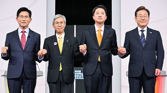 이재명 더불어민주당·이준석 개혁신당·권영국 민주노동당·김문수 국민의힘 대선 후보(오른쪽 부터)가 중앙선거방송토론위원회 주관으로 18일 서울 상암동 SBS 프리즘센터 스튜디오에서 열린 제21대 대선 1차 후보자 토론회