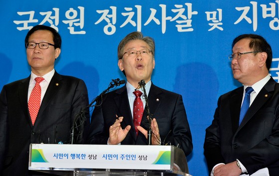2014년 1월 7일 이재명(가운데) 당시 성남시장이 성남시청에서 문병호(왼쪽)·김태년(오른쪽) 당시 민주당 의원과 국가정보원 정치사찰 및 지방선거 개입 관련 긴급 기자회견을 하고 있다. 뉴스1