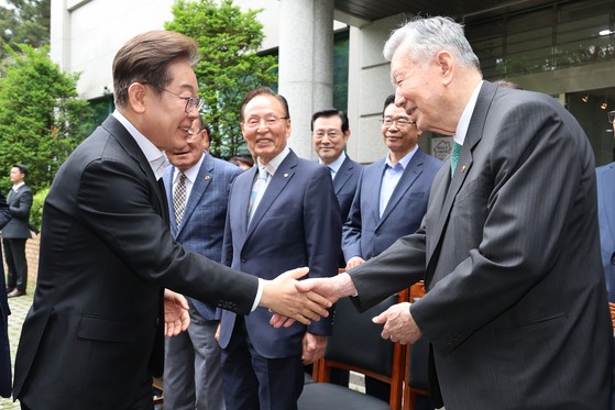 이재명 더불어민주당 대선 후보가 19일 서울 용산구 대한노인회관을 찾아 이중근 회장과 인사를 나누고 있다. 연합뉴스