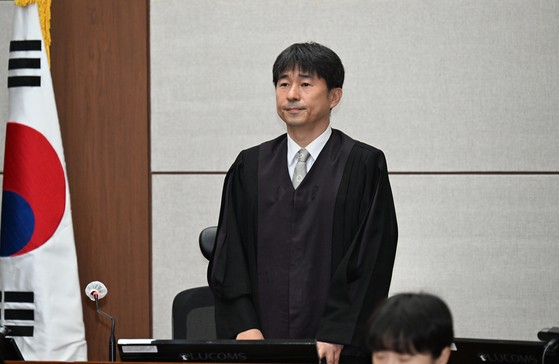 지귀연 서울중앙지법 형사합의25부 부장판사가 지난달 21일 서울 서초동 서울중앙지법에서 열린 윤석열 전 대통령의 내란 우두머리 혐의 2차 공판기일 심리를 위해 입정하고 있다. 사진공동취재단
