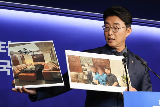 노종면 더불어민주당 선거대책위원회 대변인이 19일 서울 여의도 중앙당사에서 기자회견을 열고 지귀연 서울중앙지법 부장판사의 룸살롱 술접대 의혹의 증거 사진을 공개하고 있다. 임현동 기자