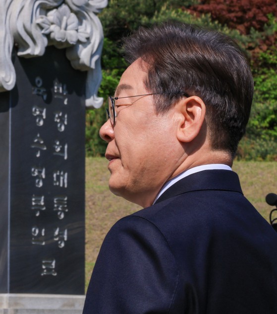 더불어민주당 이재명 대선 후보가 지난달 28일 서울 동작구 국립서울현충원 고 박정희 전 대통령 묘역을 찾아 참배하고 있다. 연합뉴스