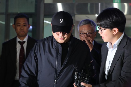 '음주 뺑소니' 혐의를 받는 트로트 가수 김호중이 지난해 5월 오후 서울 강남경찰서에서 조사를 마친 뒤 차량으로 이동하며 취재진 질문을 받고 있다. 연합뉴스 