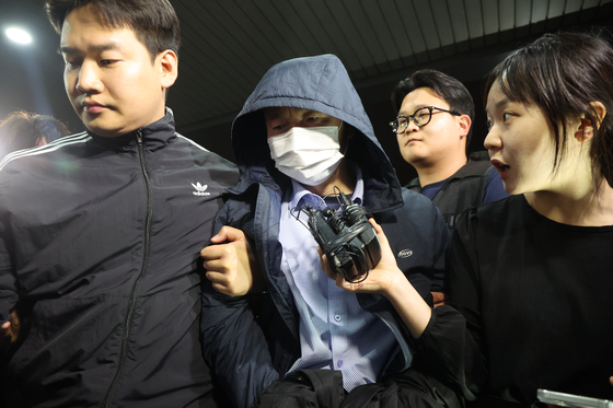 시흥 흉기사건의 용의자인 차철남이 19일 검거돼 경기 시흥경찰서로 압송되고 있다. 차철남은 이달 시흥시 정왕동 소재 자기 집 등에서 2명을 살해하고, 이날 인근의 편의점 주인과 자기집 건물주 등 2명을 흉기로 찔러 