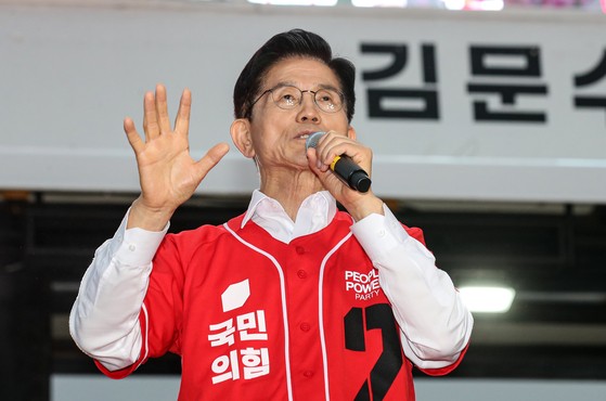 국민의힘 김문수 대선 후보가 19일 오후 서울 중구 서울역 광장에서 열린 "쏘울을 새롭게" 집중 유세에서 시민들에게 지지를 호소하고 있다. 임현동 기자