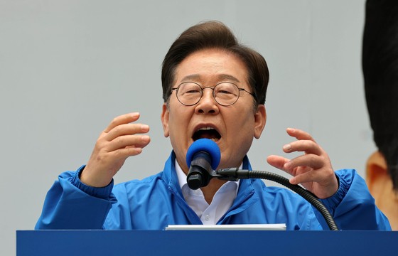 이재명 더불어민주당 대선 후보가 19일 서울 용산역광장에서 열린 집중유세에서 발언하고 있다. 전민규 기자
