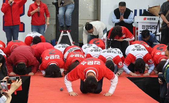 김문수 국민의힘 대선 후보(가운데)가 19일 오후 서울 중구 서울역 광장에서 열린 ‘쏘울을 새롭게’ 유세에서 유권자들에게 지지를 호소하며 큰절을 올리고 있다. 임현동 기자