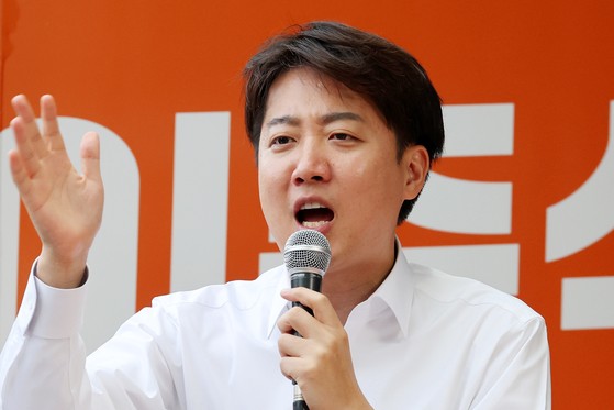 개혁신당 이준석 대선 후보가 19일 오후 광주 북구 전남대학교 후문 앞에서 열린 유세에서 지지를 호소하고 있다. 연합뉴스 