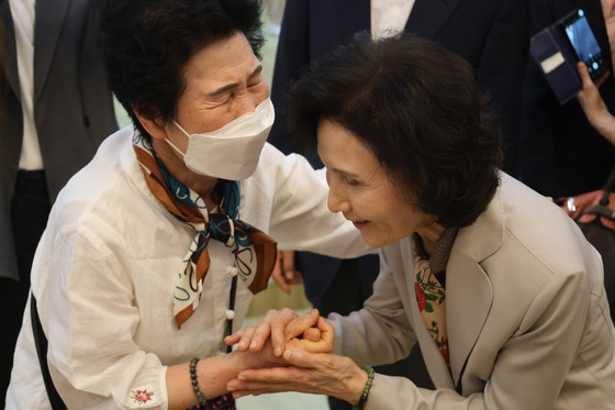  김문수 국민의힘 대통령 후보 부인 설난영 여사가 지난 18일 서울 서초구 관문사에서 열린 대한불교천태종 중앙신도회장 이취임 법요식에 참석해 신도들과 인사를 나누고 있다. 사진 국민의힘 