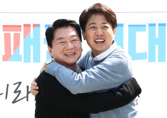 안철수 국민의힘 대선 경선 후보와 이준석 개혁신당 대선 후보가 지난달 25일 경기 성남시 판교역 인근 광장에서 열린 '미래를 여는 단비토크, Ai 기술패권시대 대한민국 미래를 말하다'에서 포옹하며 기념촬영을 하고 있
