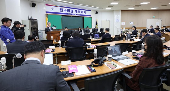 지난해 4월 경기 고양시 사법연수원에서 열린 전국법관대표회의 상반기 정기회의에서 조희대 대법원장이 인사말을 하는 모습. 뉴스1