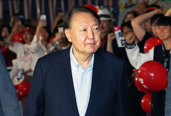 윤석열 전 대통령이 21일 오전 서울 메가박스 동대문에 영화 ‘부정선거, 신의 작품인가’ 관람을 위해 들어서고 있다. 뉴스1