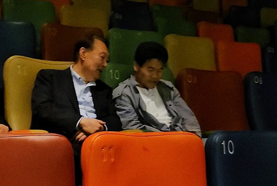 윤석열 전 대통령과 전직 한국사 학원 강사 전한길(오른쪽)씨가 21일 오전 서울 메가박스 동대문에서 영화 ‘부정선거, 신의 작품인가’ 관람을 앞두고 대화를 나누고 있다. 뉴스1